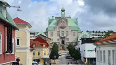 Stadsgata med ett stort stadshus i fonden