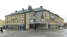 Gult tegelhus med texten stadshuset på fasaden
