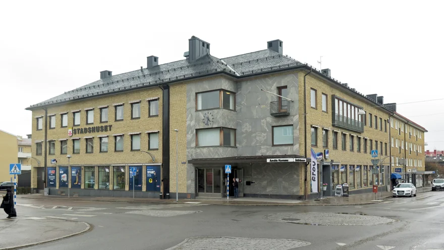 Gult tegelhus med texten stadshuset på fasaden