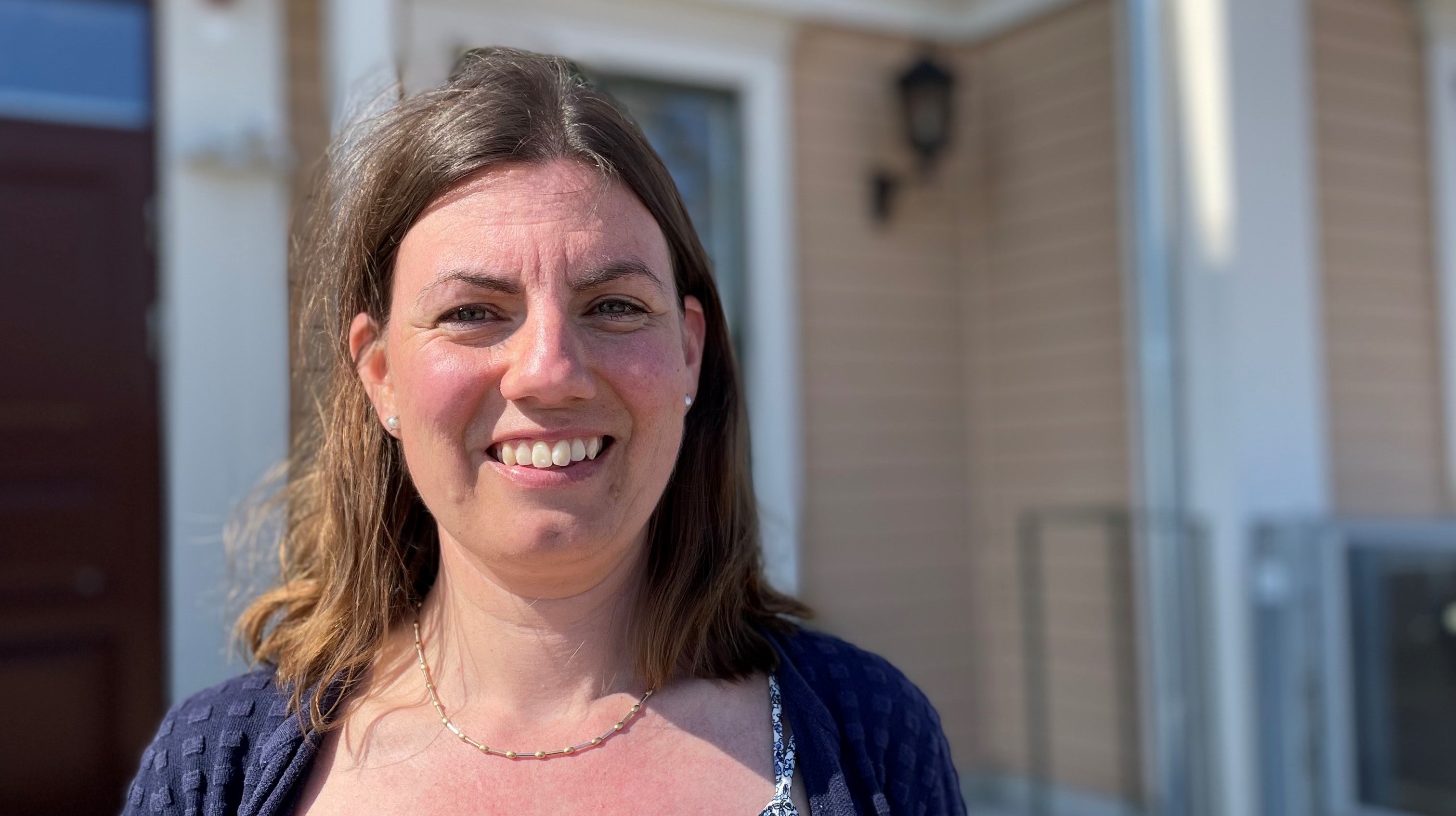 Madeleine står framför den gula villan