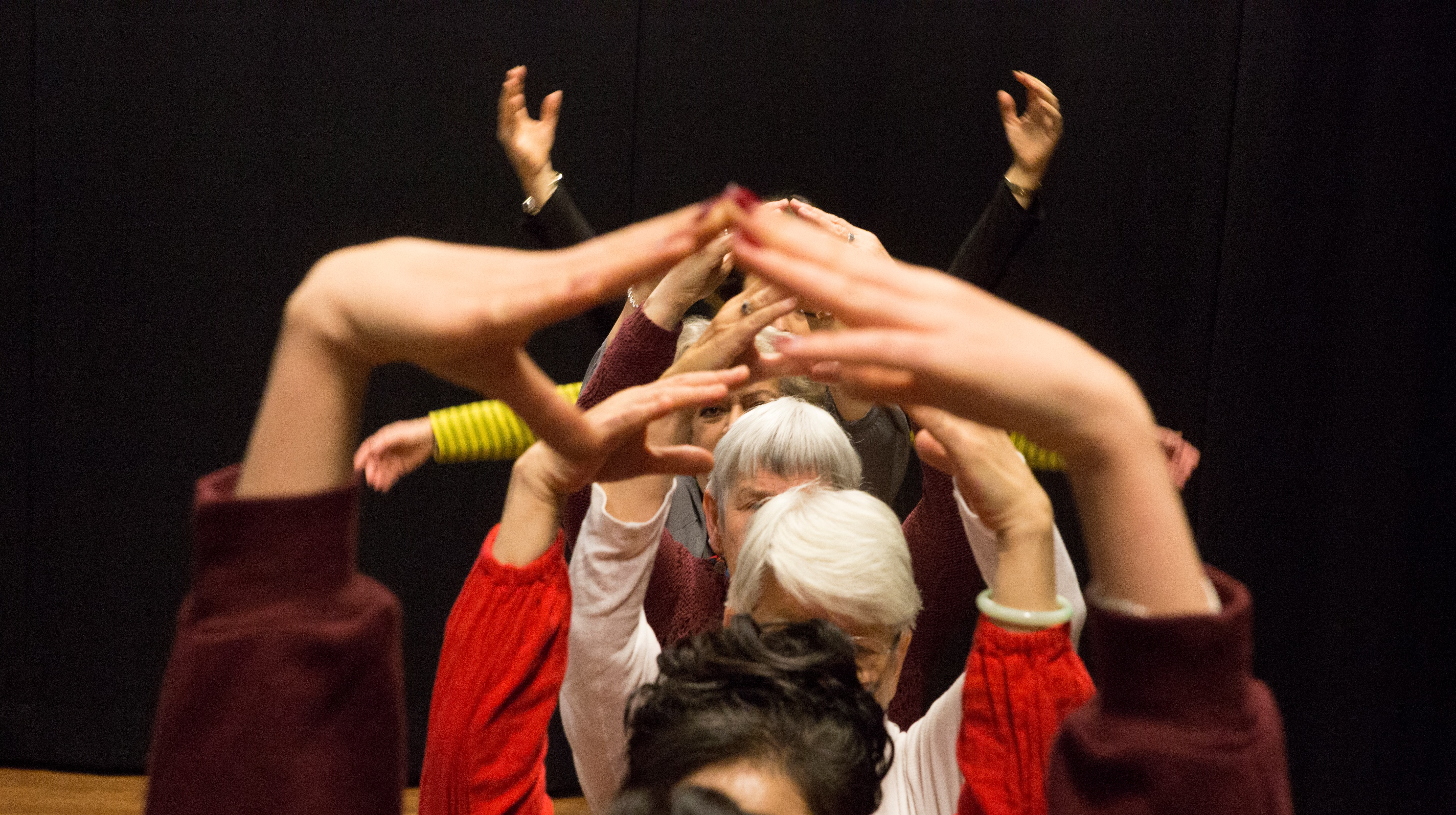 Händer i luften i dans.