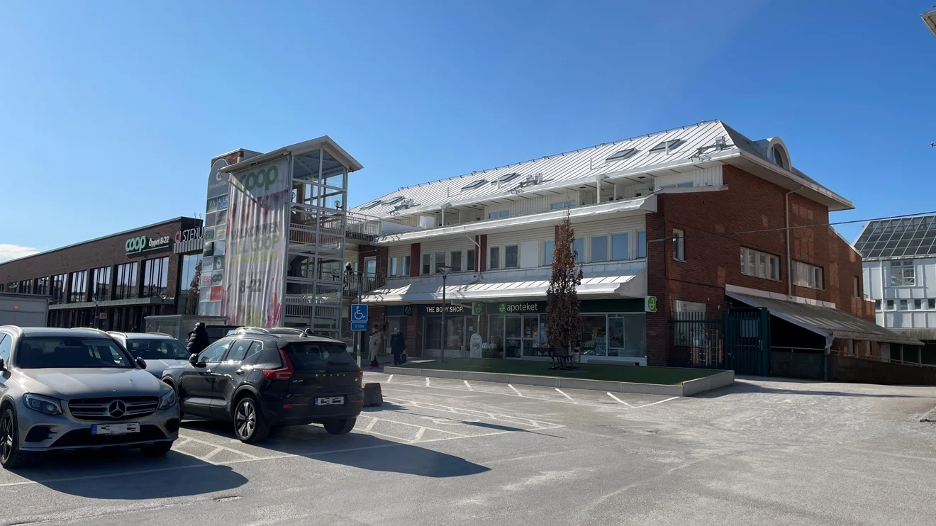 Parkering och exteriören på byggnaden där mottagningen är belägen