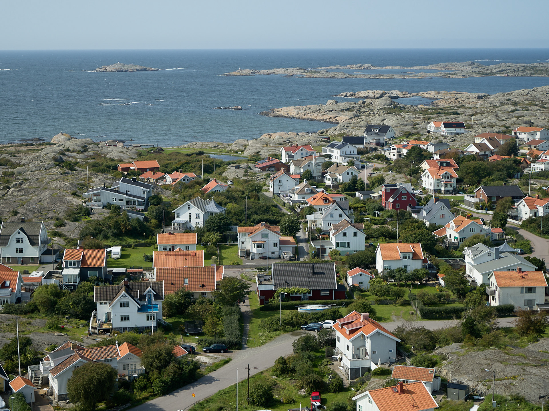 Drönarbild över Hönö, med fokus på hus. 