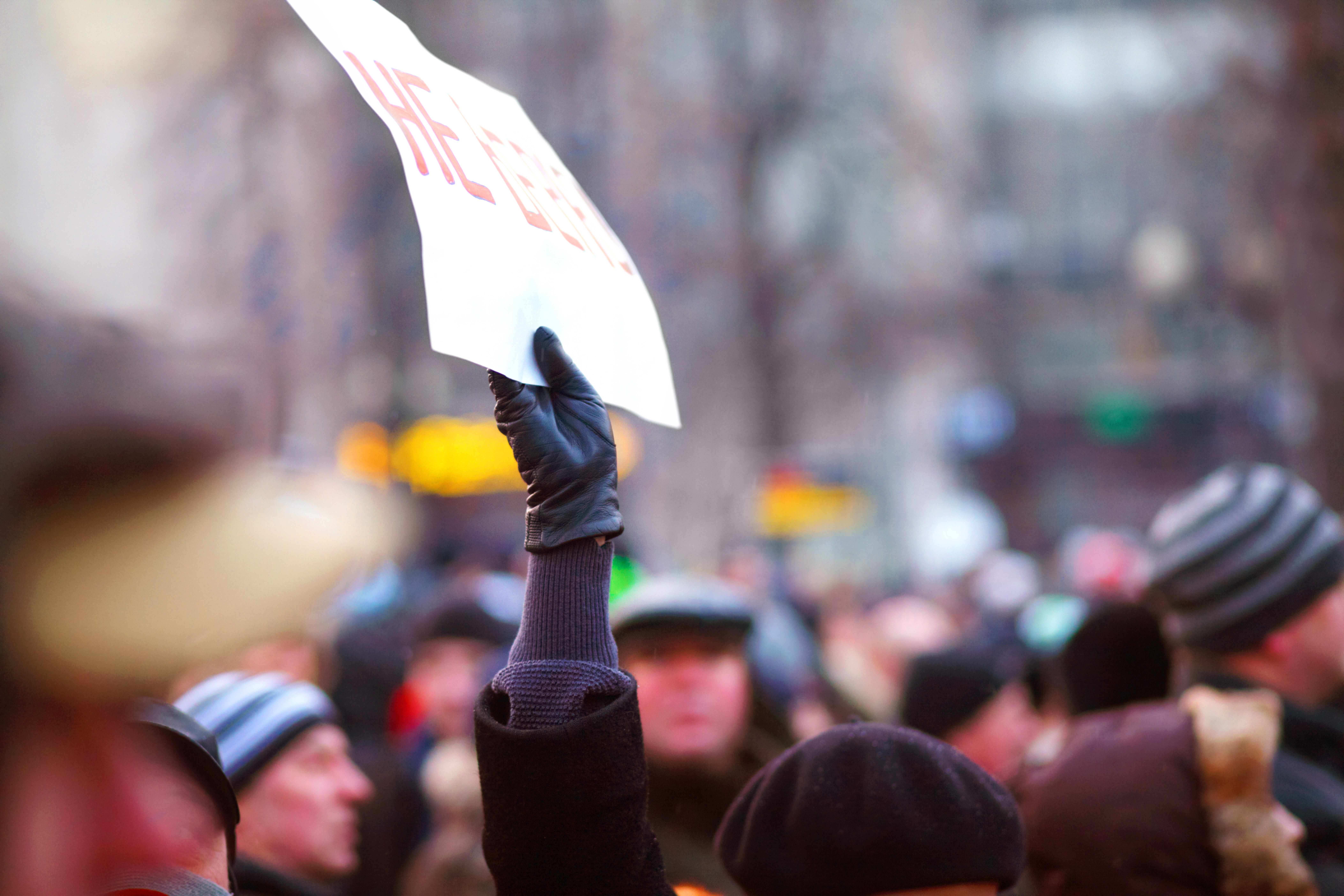 Ett plakat som hålls upp i ett publikhav.