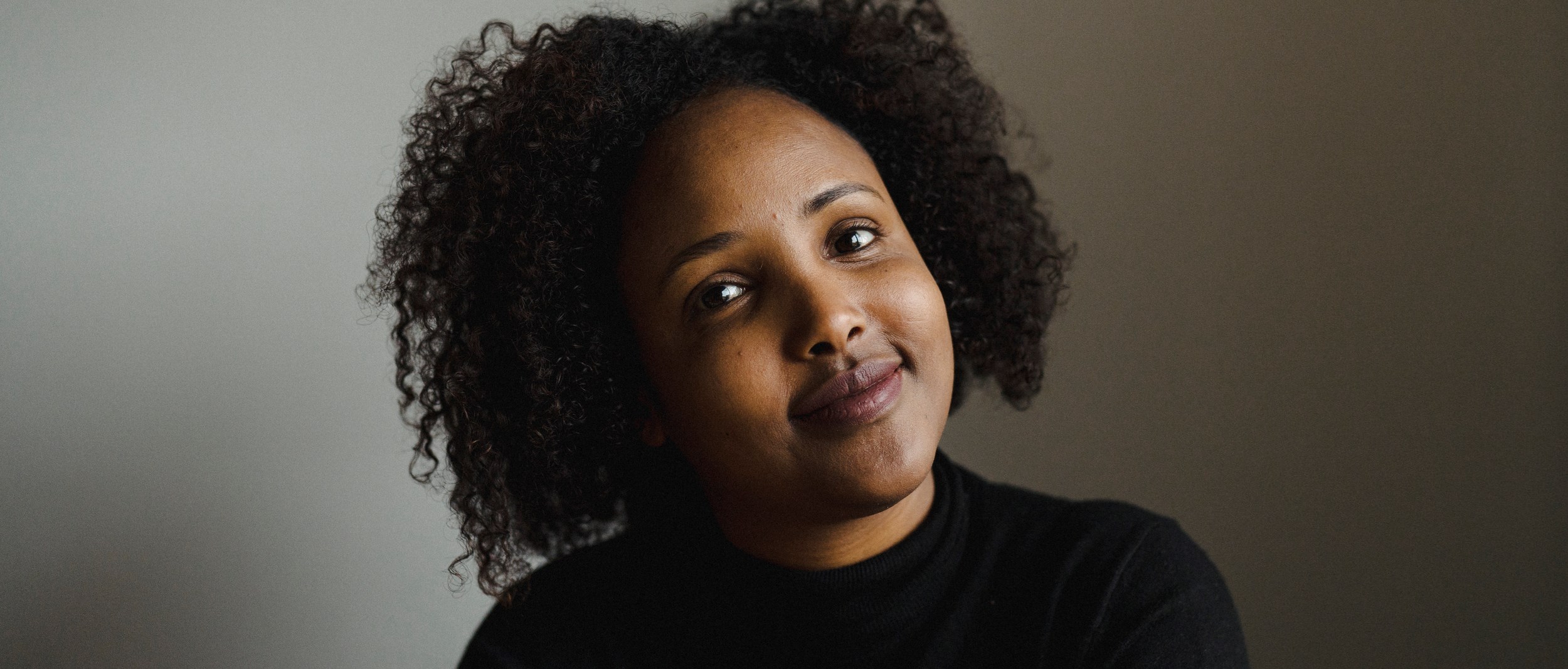 Porträtt på leende kvinna