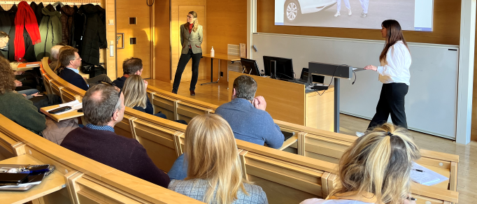 Karin Mellgren och Kristina Levan står längst fram i föreläsningssalen och svarar på frågor från publiken.