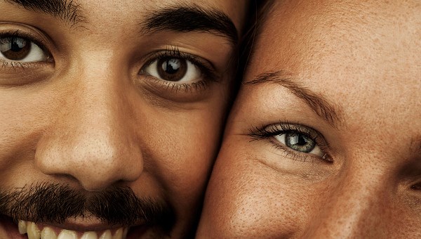 Två ansikten kind mot kind