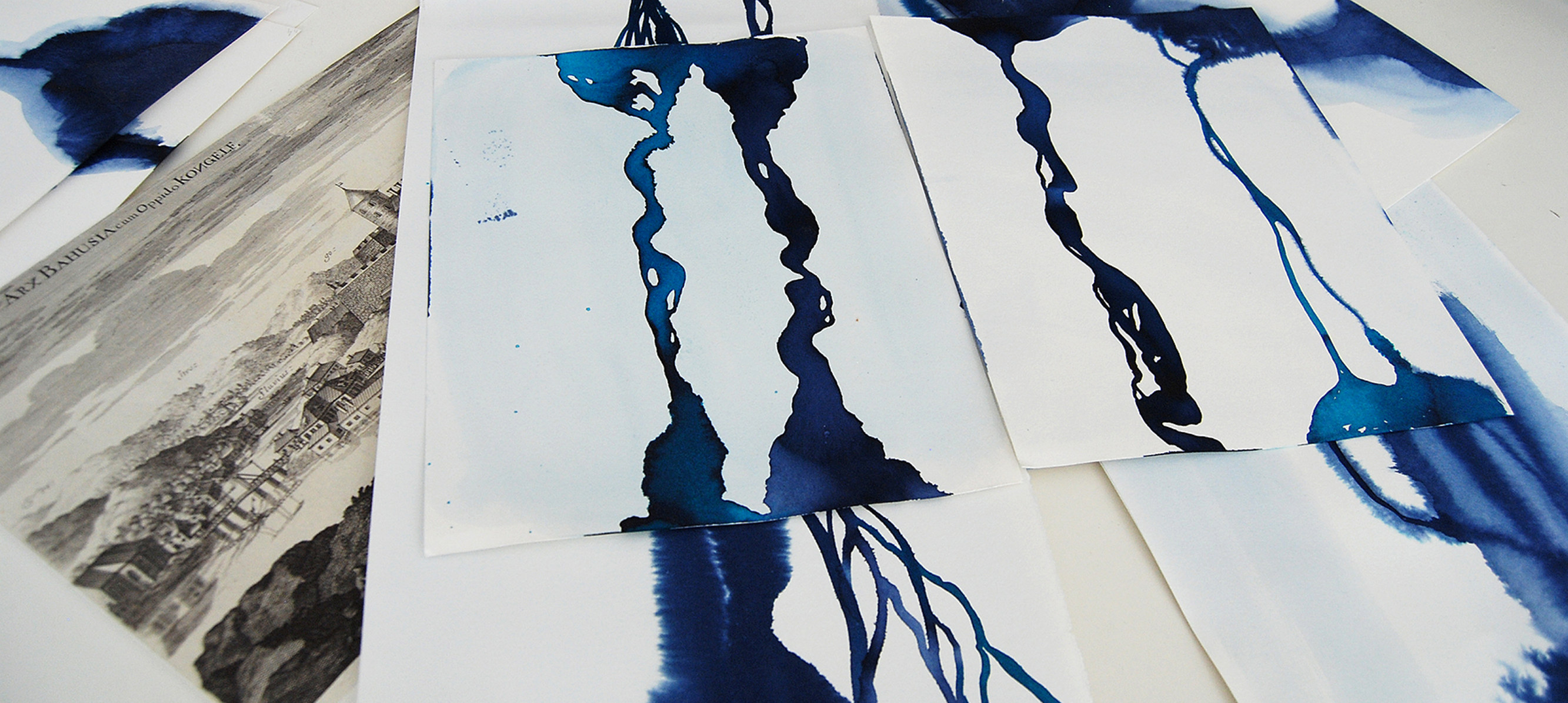 Tuschlavyrer av Nordre älvs flöde. Under dessa syns 1700-talsgravyren av Bohus fästning.