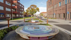 Rundlar med färgade kakelplattor mellan två tegelbyggnaden