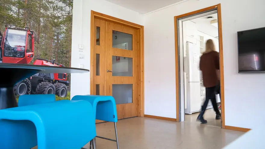 Interiörbild av uppehållsrum på internatboendet