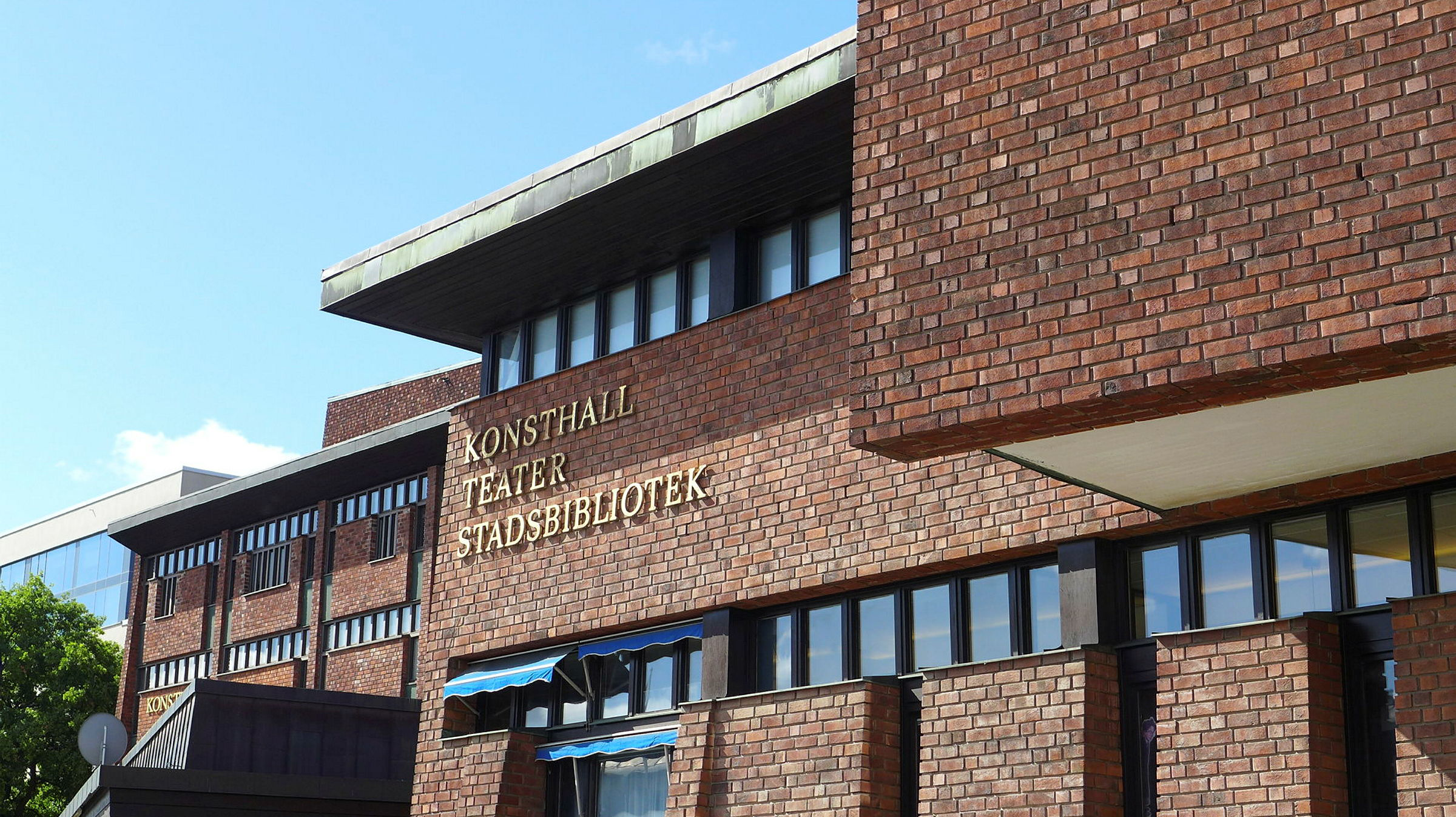 Byggnad i tegel med texten konsthall teater stadsbibliotek på fasaden