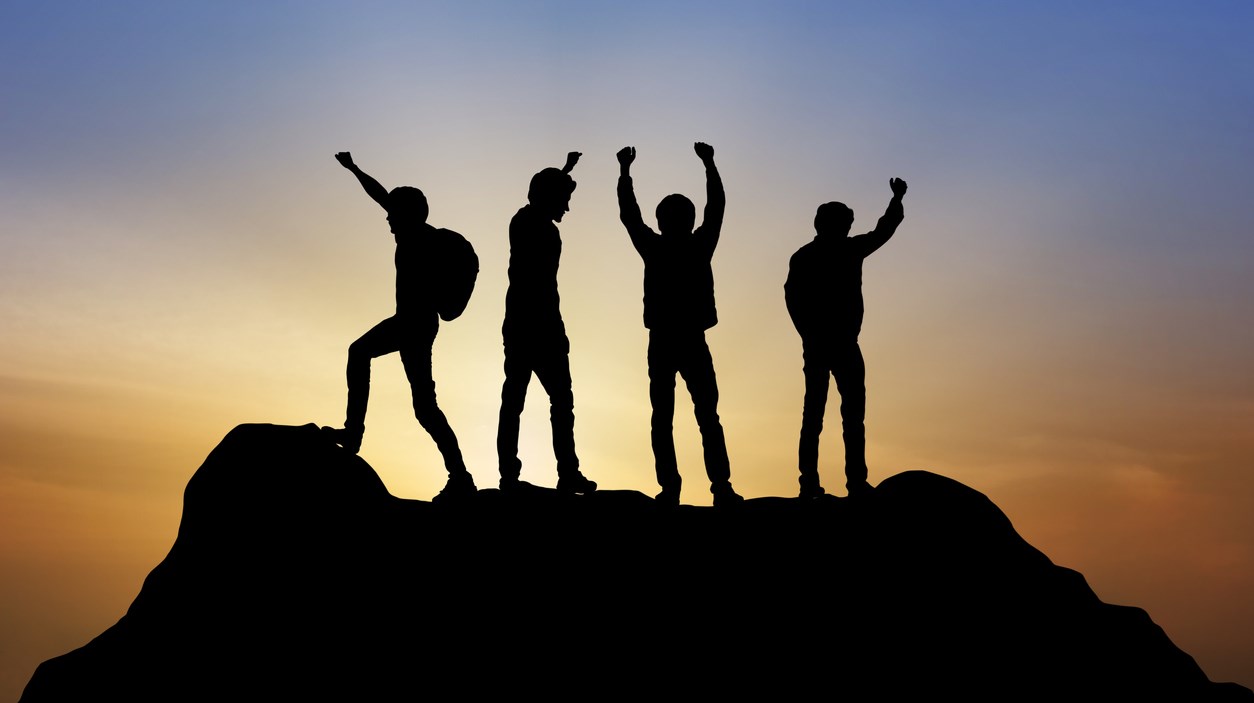 Fyra människor på toppen av ett berg