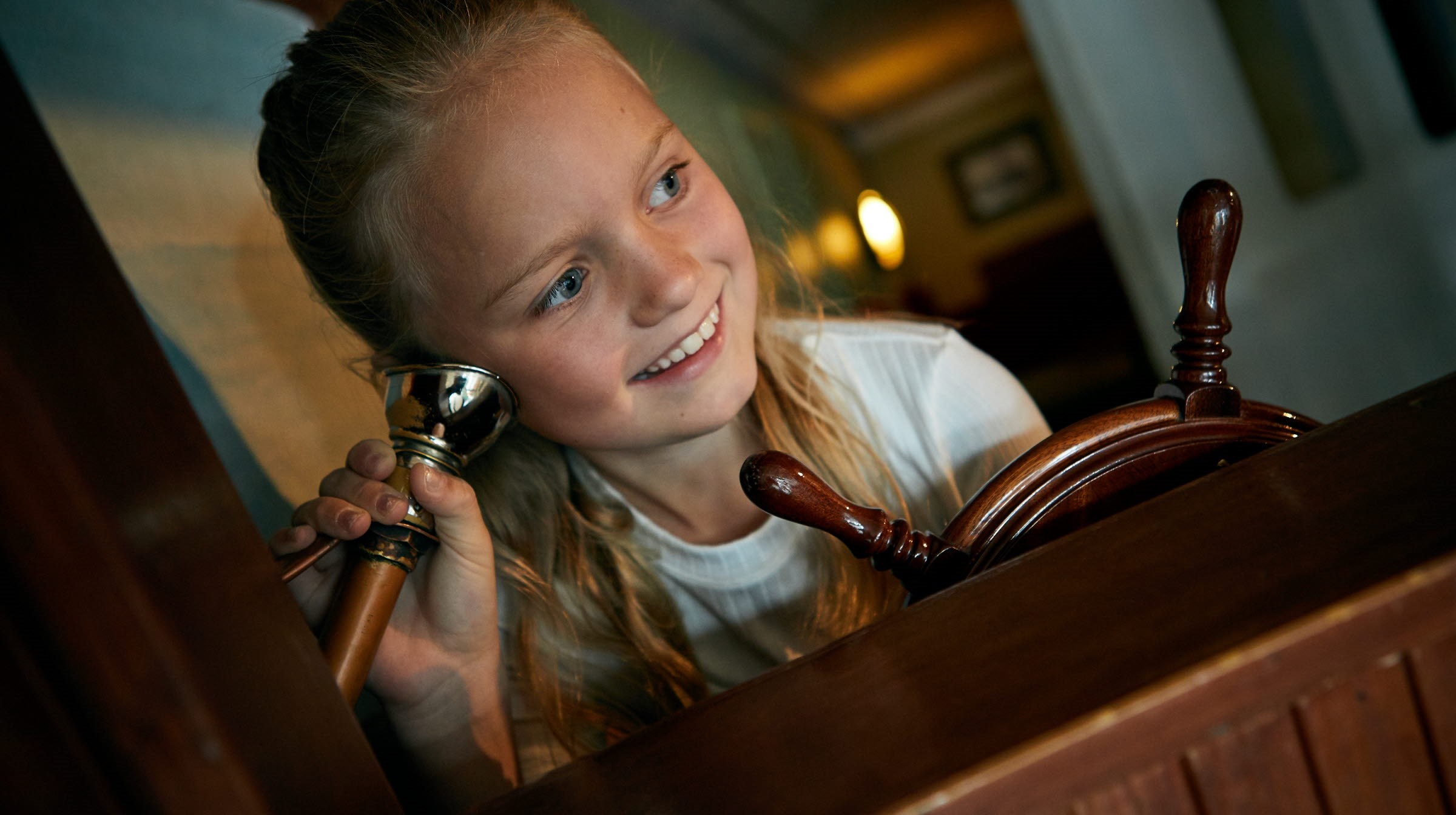 En tjej som lyssnar.