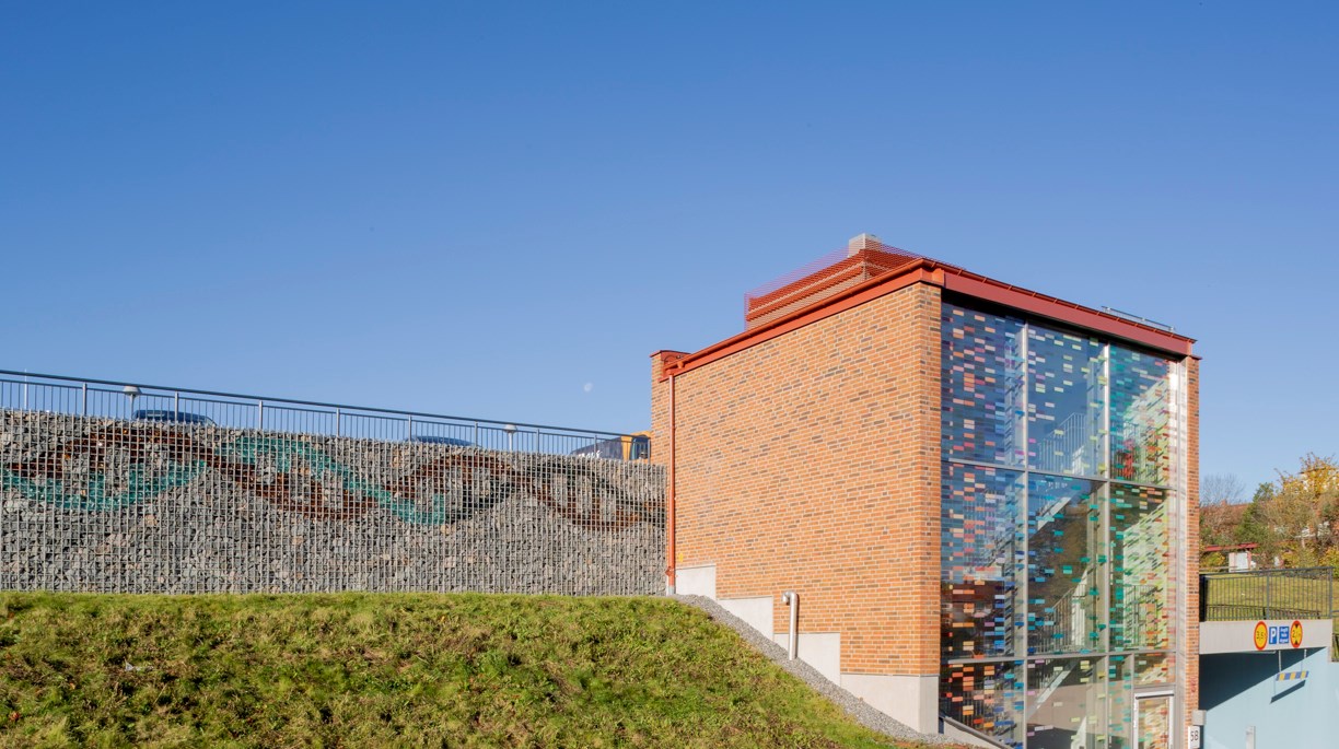 Fasad till garage och trapphus