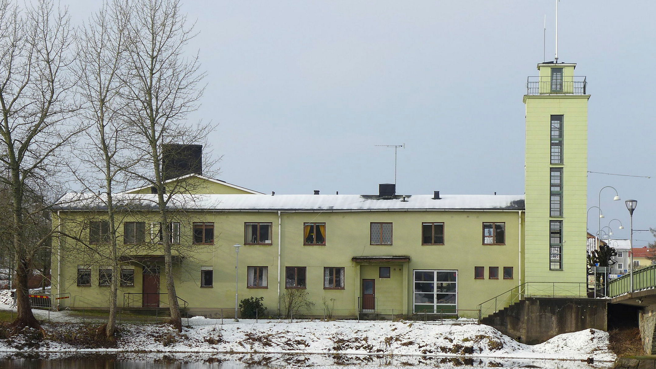 Gult putsat hus med torn i ena hörnet