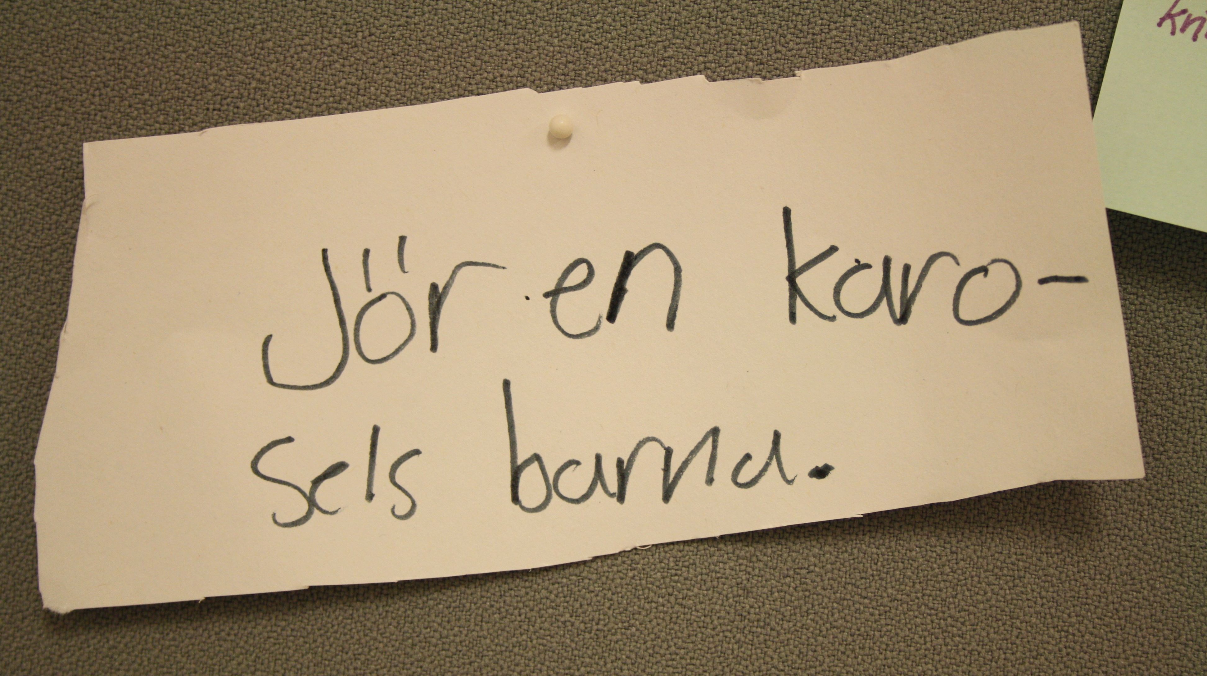 En lapp skriven av ett barn: Jör en karosels barna