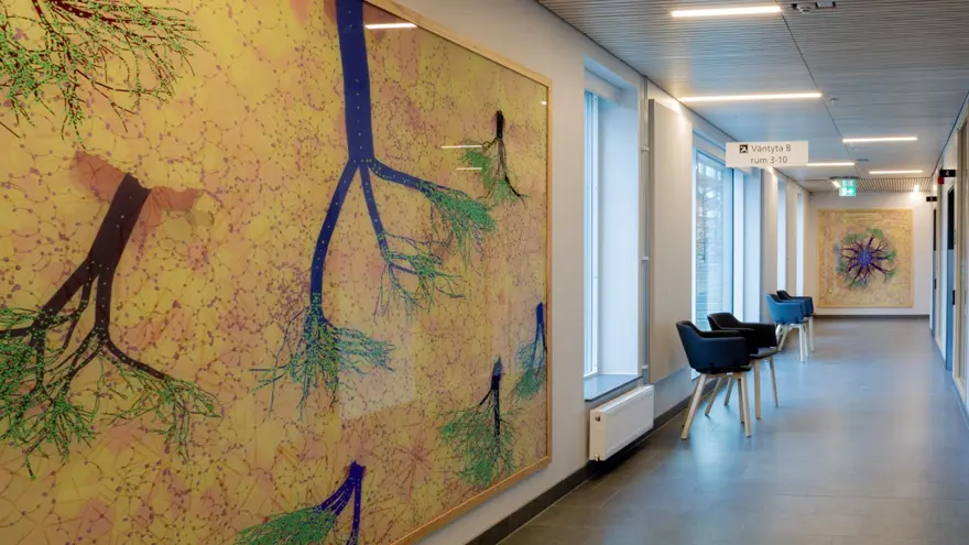 Konstverk på vägg i en korridor