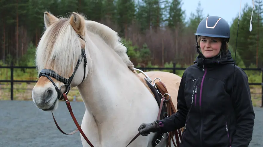 Foto på Irene Gidmark bredvid häst