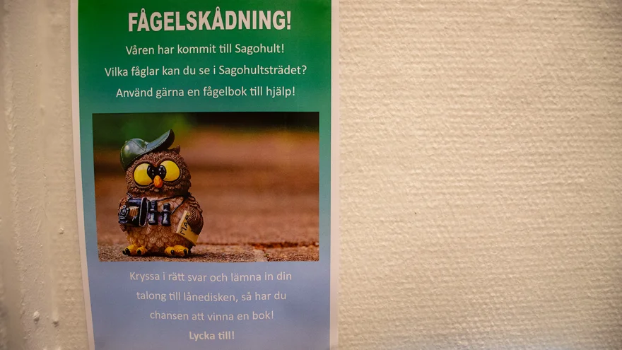 En affisch på väggen där det bland annat står "Fågelskådning! Våren har kommit till Sagohult!".