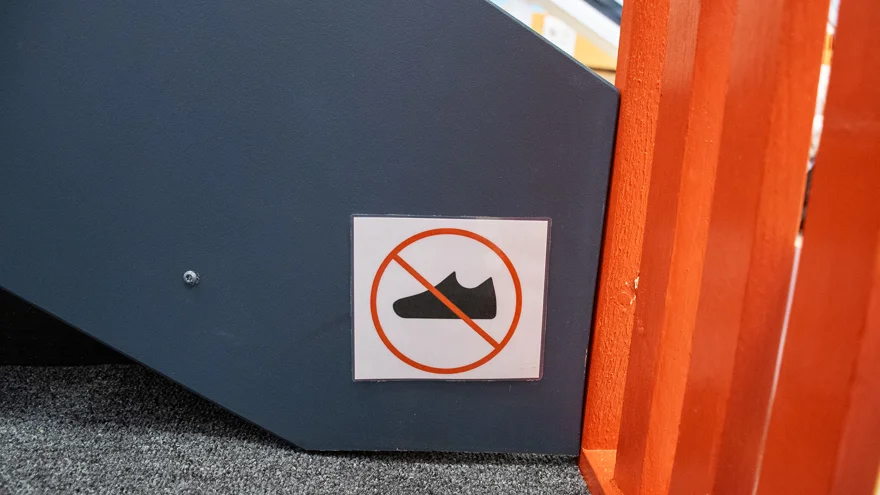 En skylt med en överstruken sko.