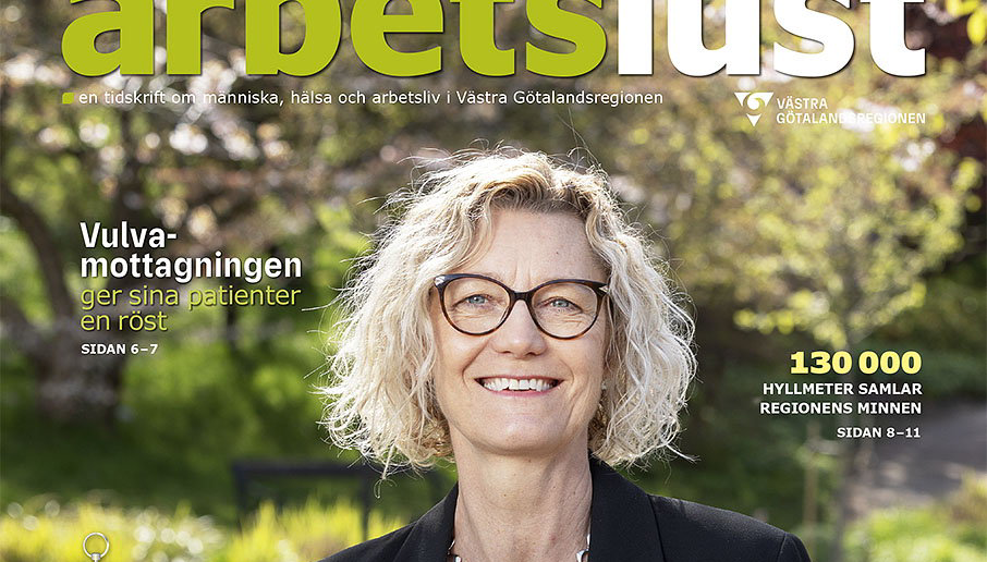 Blond kvinna med glasögon står i lummig trädgårdsmiljö och ler mot kameran