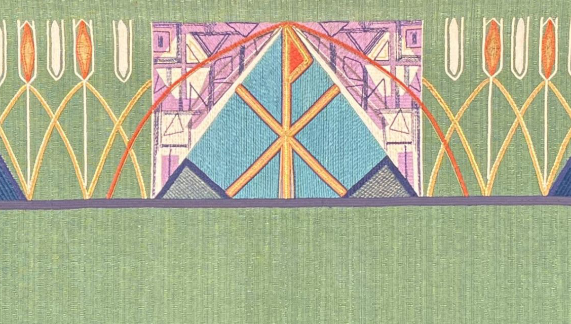 Grön vävd bonad. Stilistiska tulpaner på rad. 