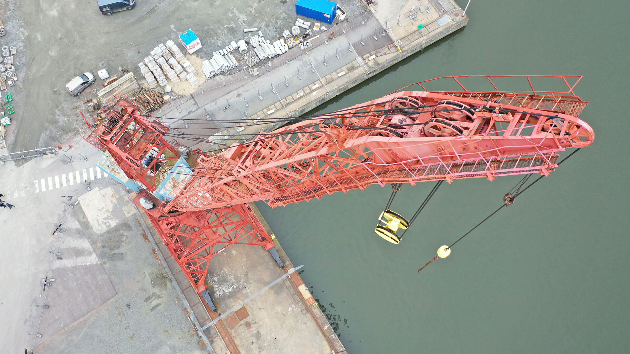 Ovanifrån, kranens lyftarm är sträckt uppåt.