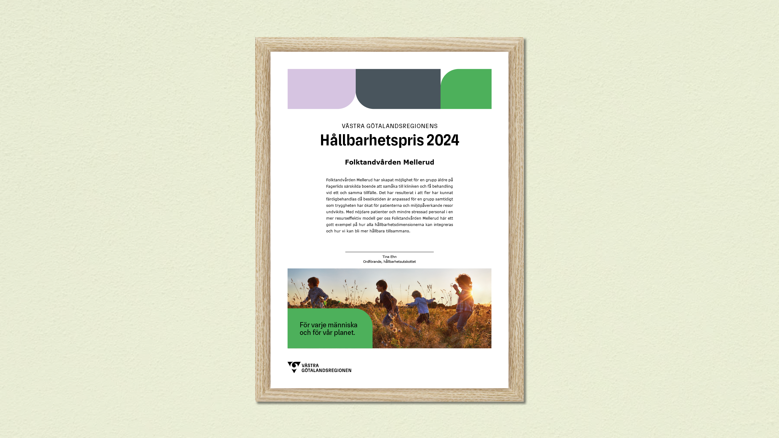 Diplom för hållbarhetspris 2024 med grå och gröna grafiska former och bild av lekande barn på ett fält.