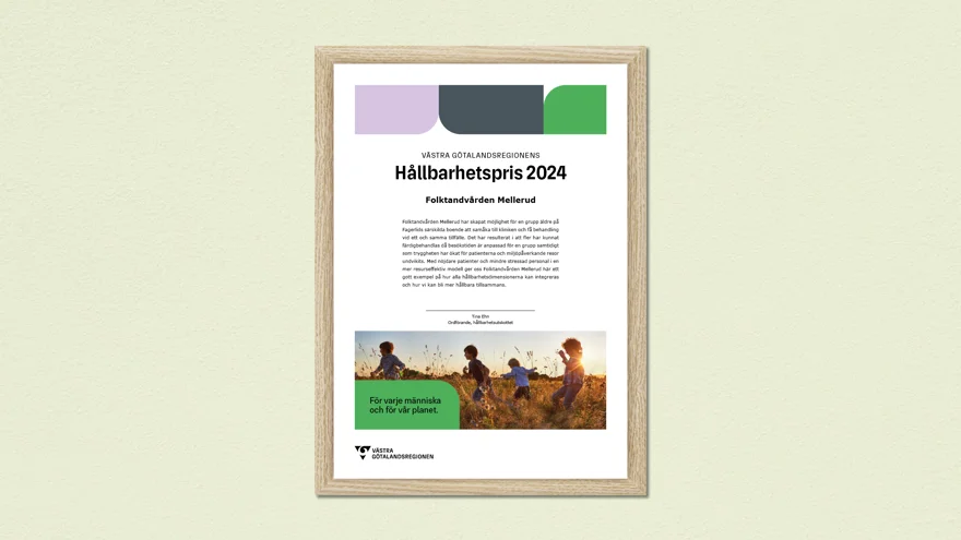 Diplom för hållbarhetspris 2024 med grå och gröna grafiska former och bild av lekande barn på ett fält.