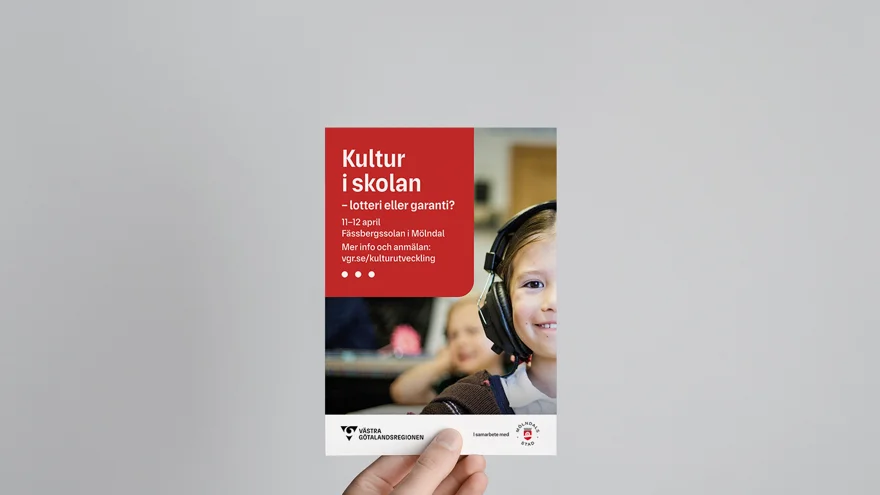 Exempel på informationsblad med kulturens röda huvudfärg på en stor grafisk form. På formen ligger vit text. Bakom formen finns en bild på ett barn med hörlurar. Längst ner ligger VGR:s logotyp, intill ligger Mölndals stads logotyp.