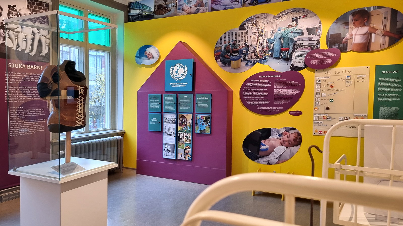 Färgglad vägg i utställning 