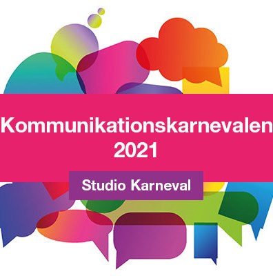 Logga för Kommunikationskarnevalen. Ett färglatt myller av olika former i bakgrunden och en rosa banderoll med orden Kommunikationskarnevalen 2021. Framför den en mindre lila banderoll med orden Studio Karneval.