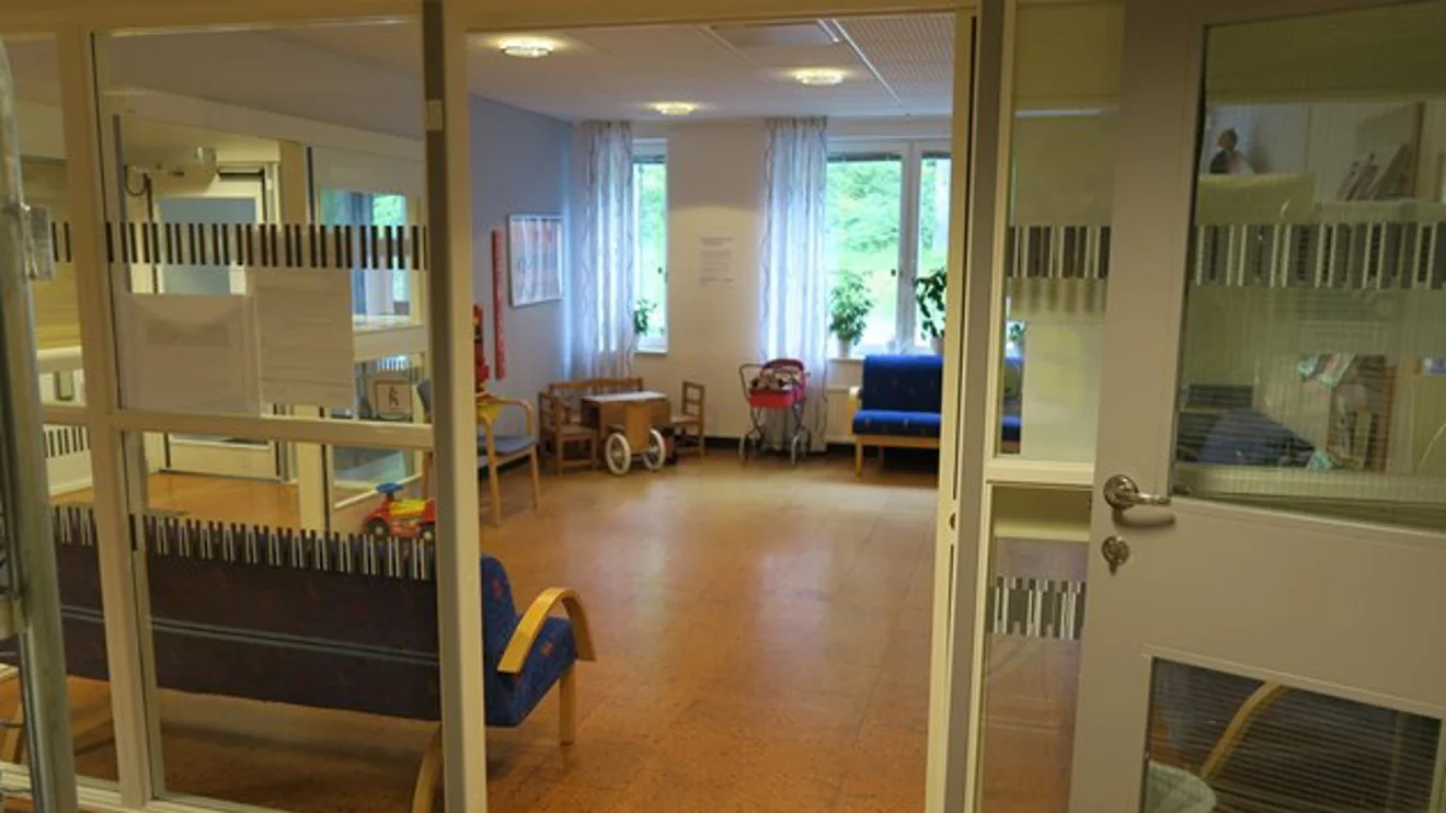 Väntrum med reception och sittplatser
