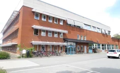 Tegelbyggnad och parkeringsplatser