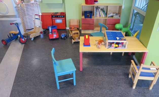 Lekhörna med leksaker i väntrummet